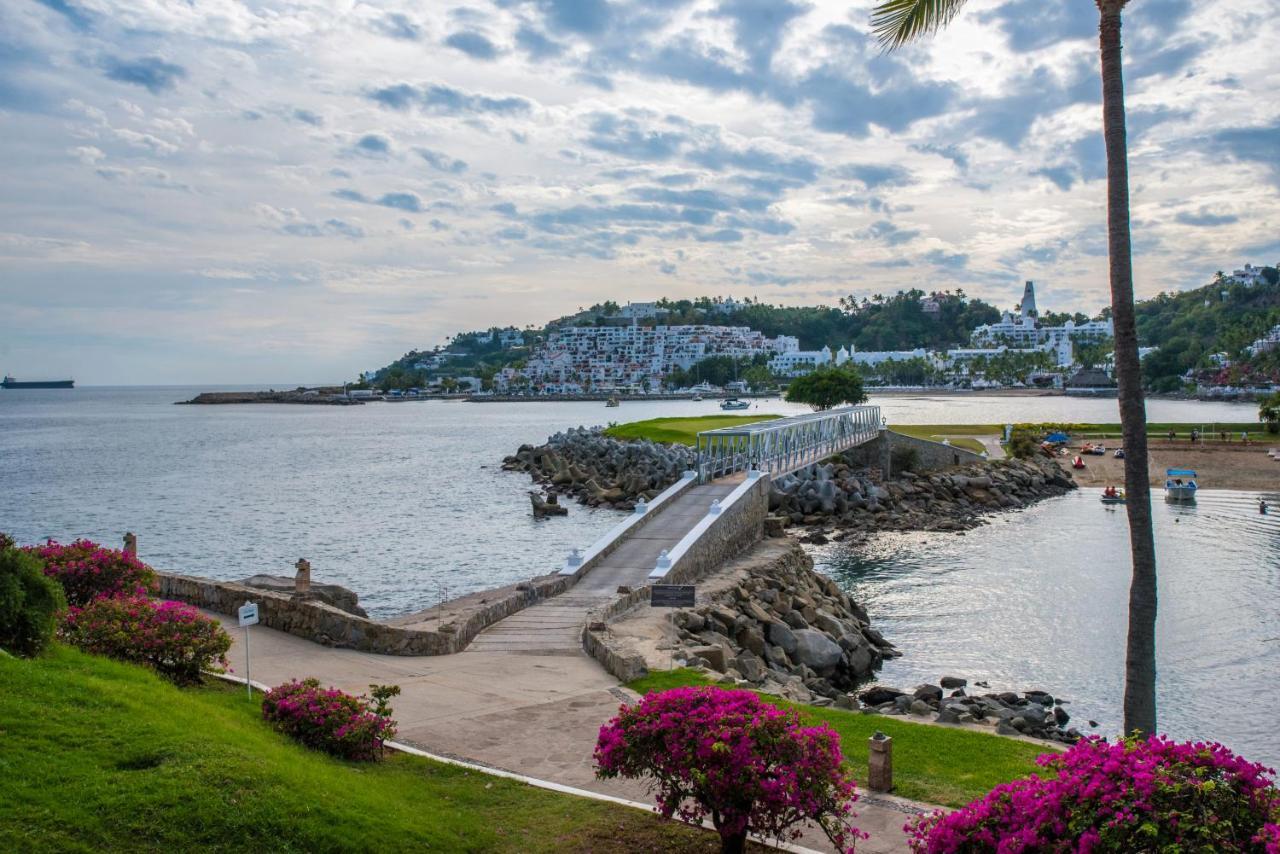 Las Hadas By Brisas Manzanillo Extérieur photo View of the Bay of Acapulco