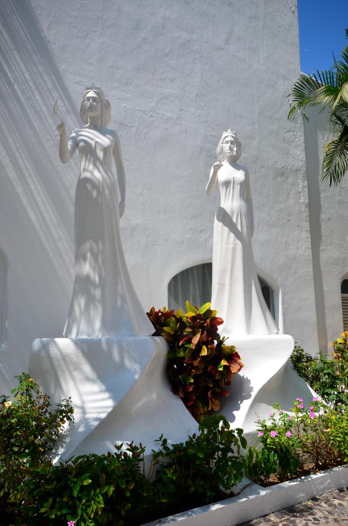 Las Hadas By Brisas Manzanillo Extérieur photo The two statues of the Virgin Mary