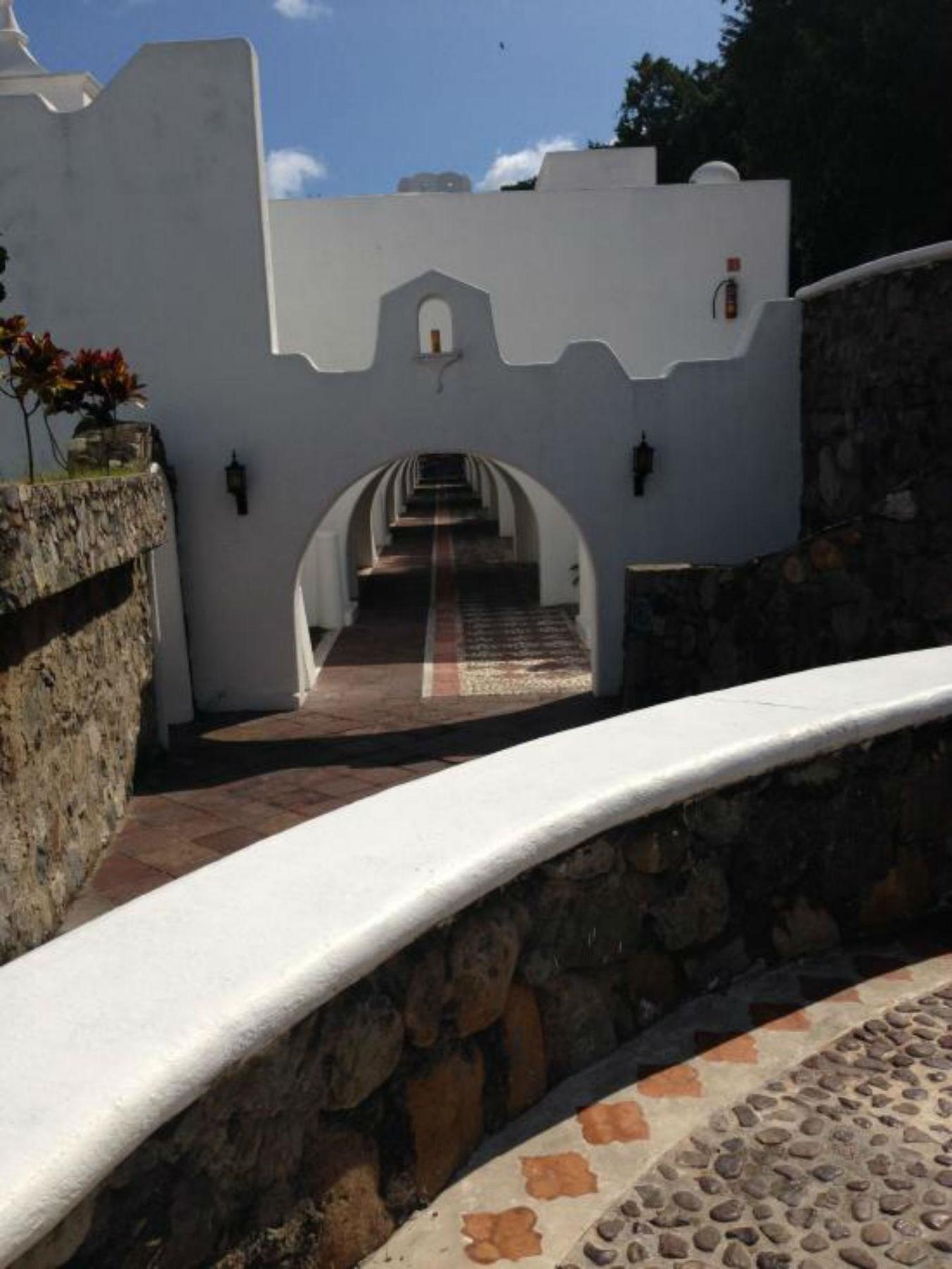 Las Hadas By Brisas Manzanillo Extérieur photo Entrance to the fort