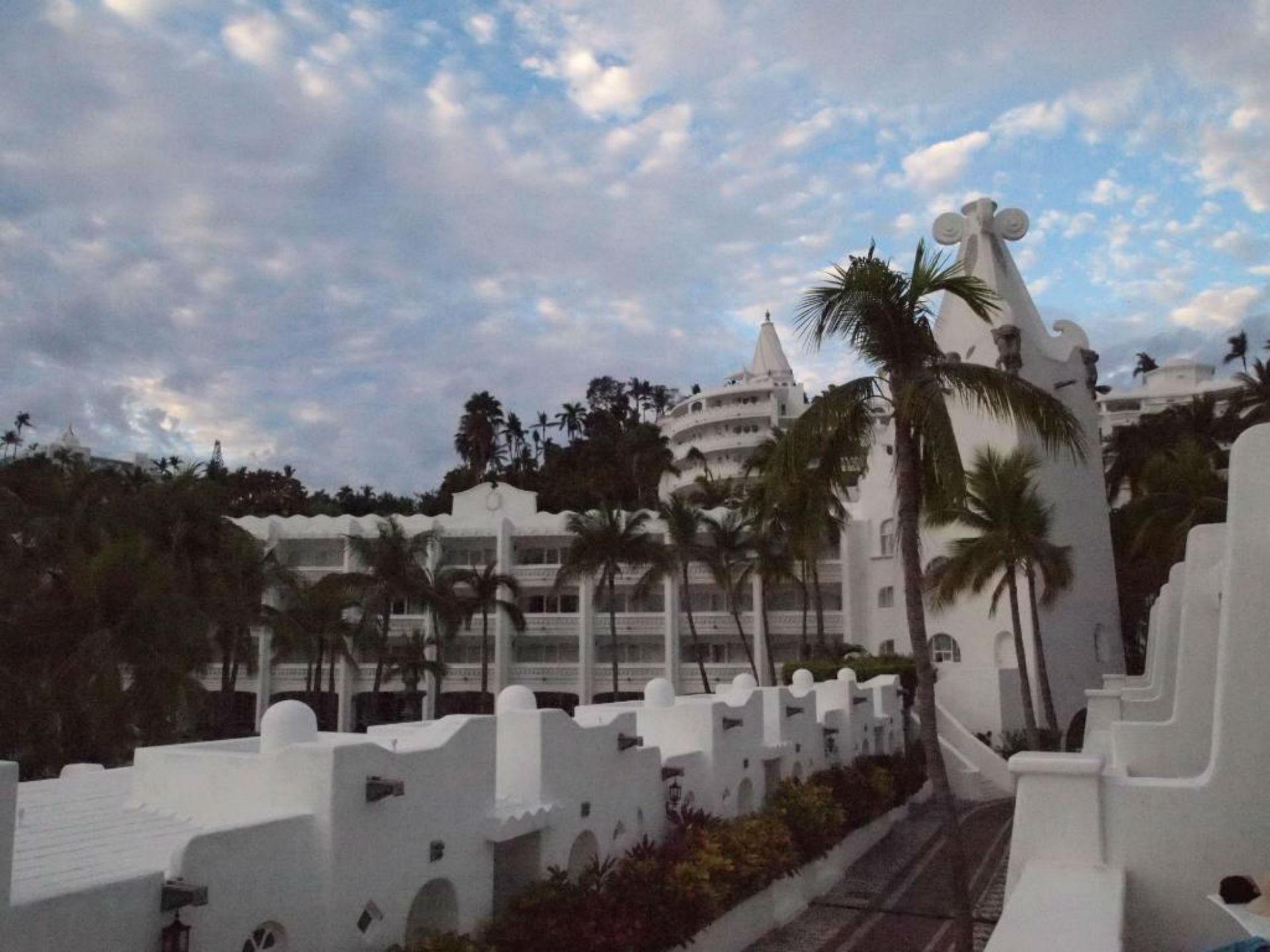 Las Hadas By Brisas Manzanillo Extérieur photo The hotel at sunset