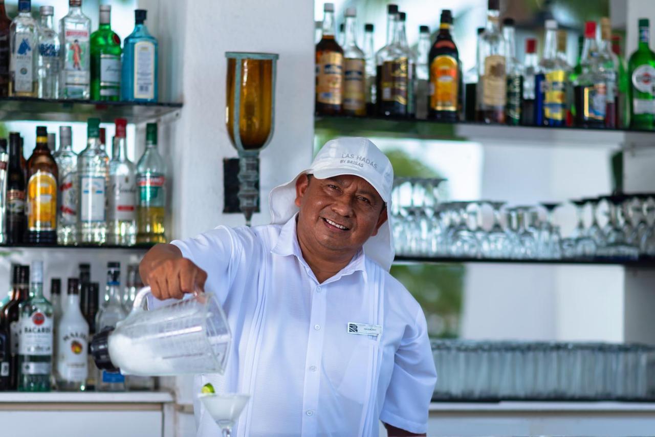 Las Hadas By Brisas Manzanillo Extérieur photo Bartender at work